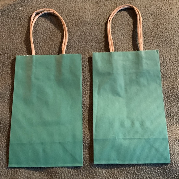 New lot of gift bags, tissue paper, gift card holder and box. See pics for sizes - Picture 11 of 14